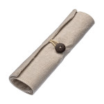 Astuccio arrotolabile in cotone. Chiusura con bottone ed ela...